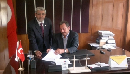 Van Şube Başkanımız Harun Altın, Bahçesaray Belediye Başkanı Hayatı Orhan'ın makamında Sosyal Denge Sözleşmesini imzaladı.