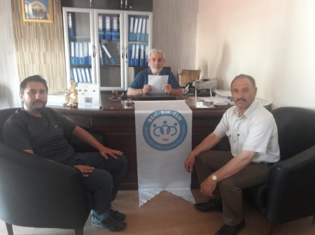 “Van Büyükşehir Belediyesinde çalışan emekçilerimizin sosyal hakları Tüm-Bel-Sen tarafından yönetimin yanlış yönlendirilmesi Sonucu kesilmiştir. “